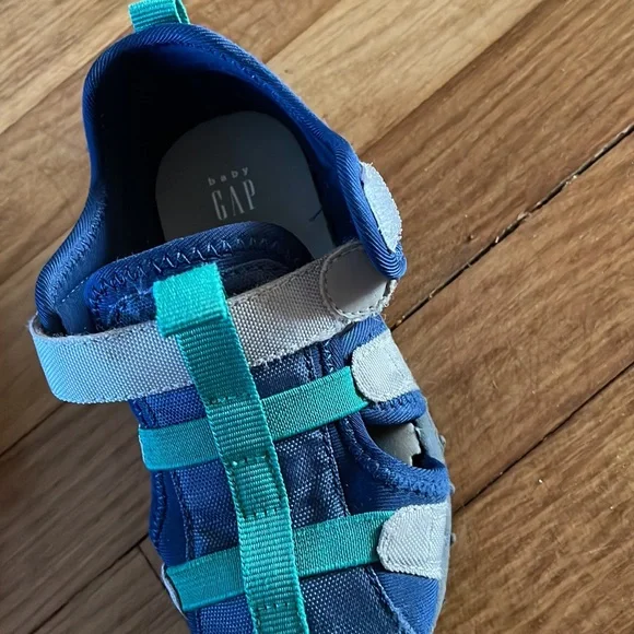 ** 3/$10 ** Teeny tiny Baby GAP sandals - Picture 6 of 6